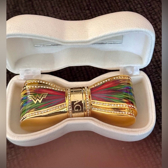 House of Sillage Wonder Woman 84 Lipstick Bow - Picture 5 of 8